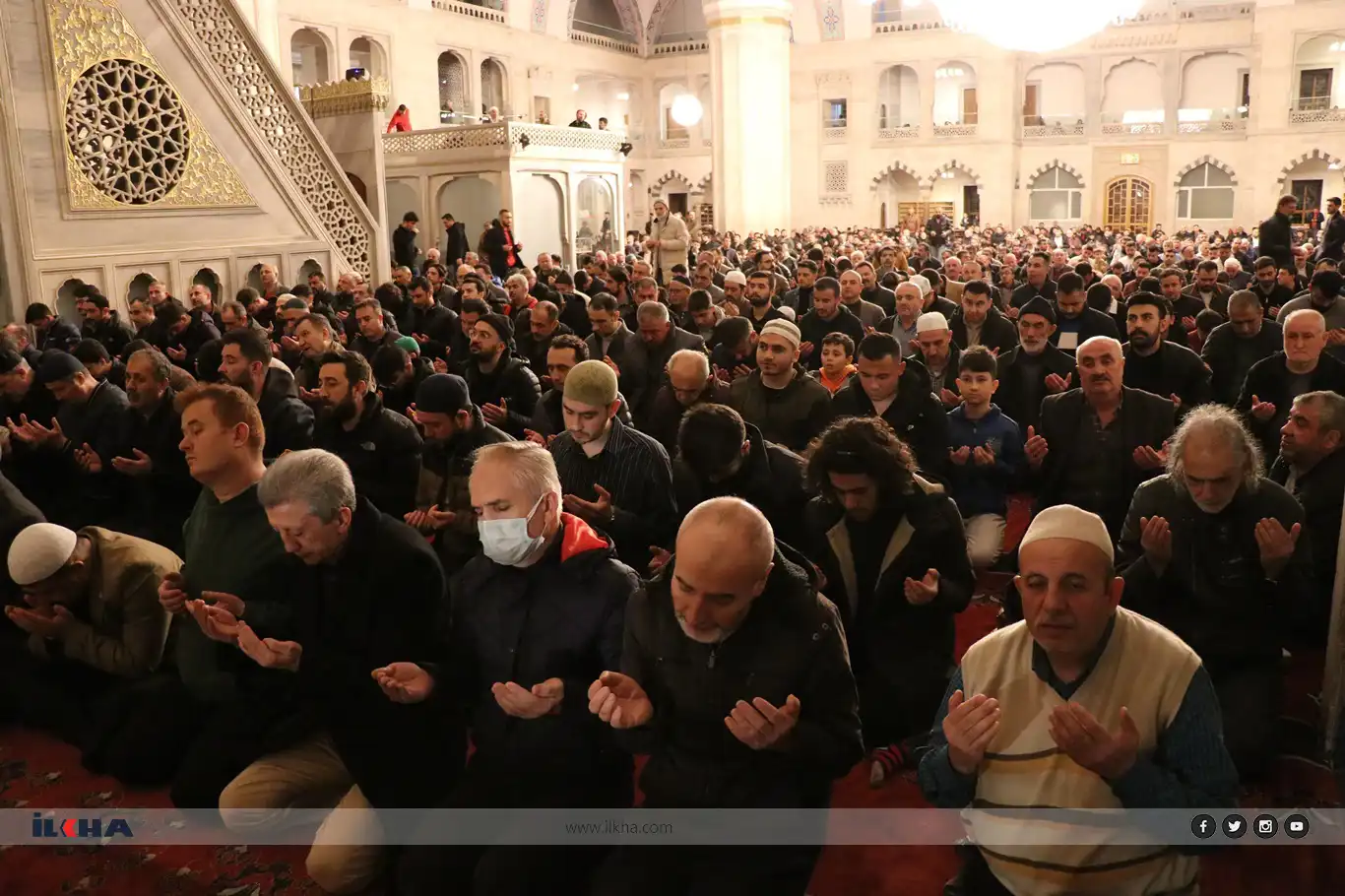 Ankara's mosques abuzz with devotion on Night of Forgiveness