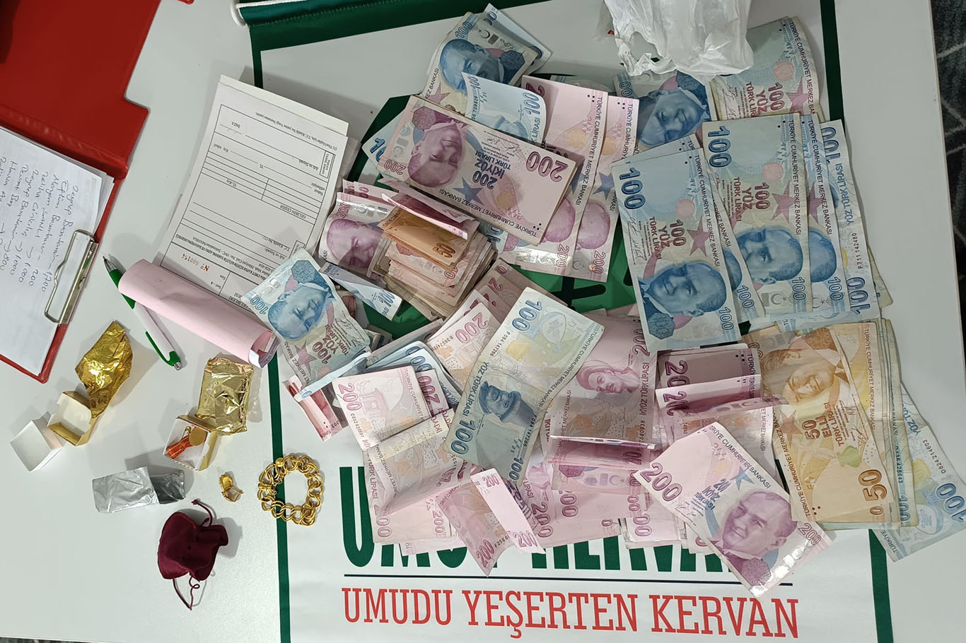 HÜDA PAR Manisa Kadın Kolları para ve ziynetlerini Gazze'ye bağışladı