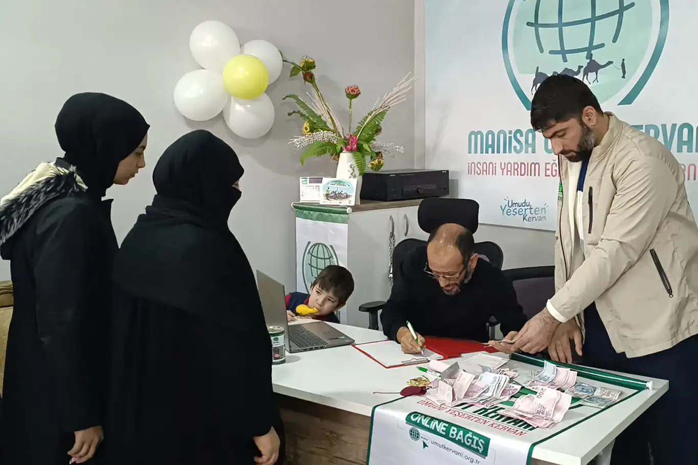 HÜDA PAR Manisa Kadın Kolları para ve ziynetlerini Gazze'ye bağışladı