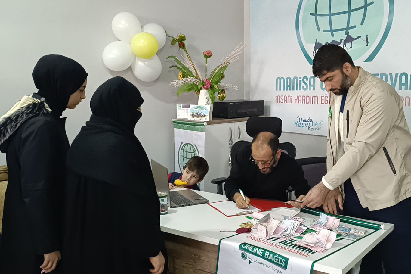 HÜDA PAR Manisa Kadın Kolları para ve ziynetlerini Gazze'ye bağışladı
