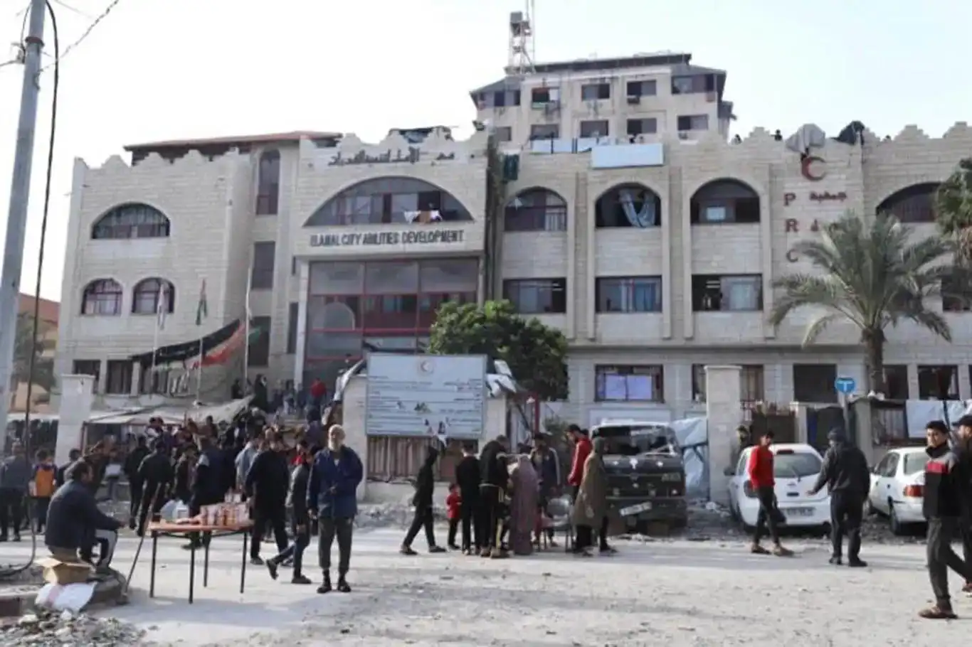 Filistin Kızılayı: Emel Hastanesi’nden 24 kişiyi tahliye ettik