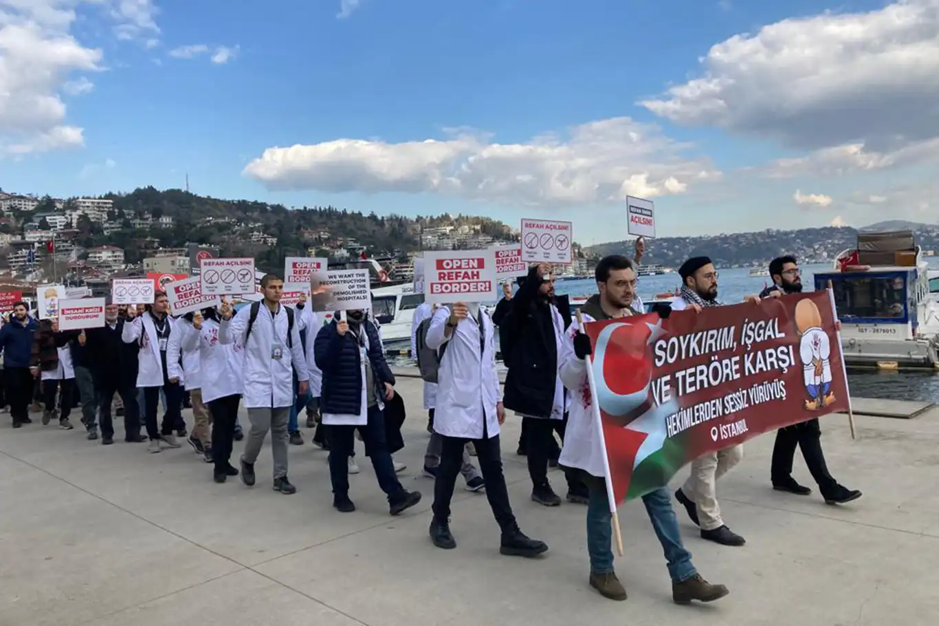Doktorlardan Refah Sınır Kapısı'nın açılması için sessiz yürüyüş