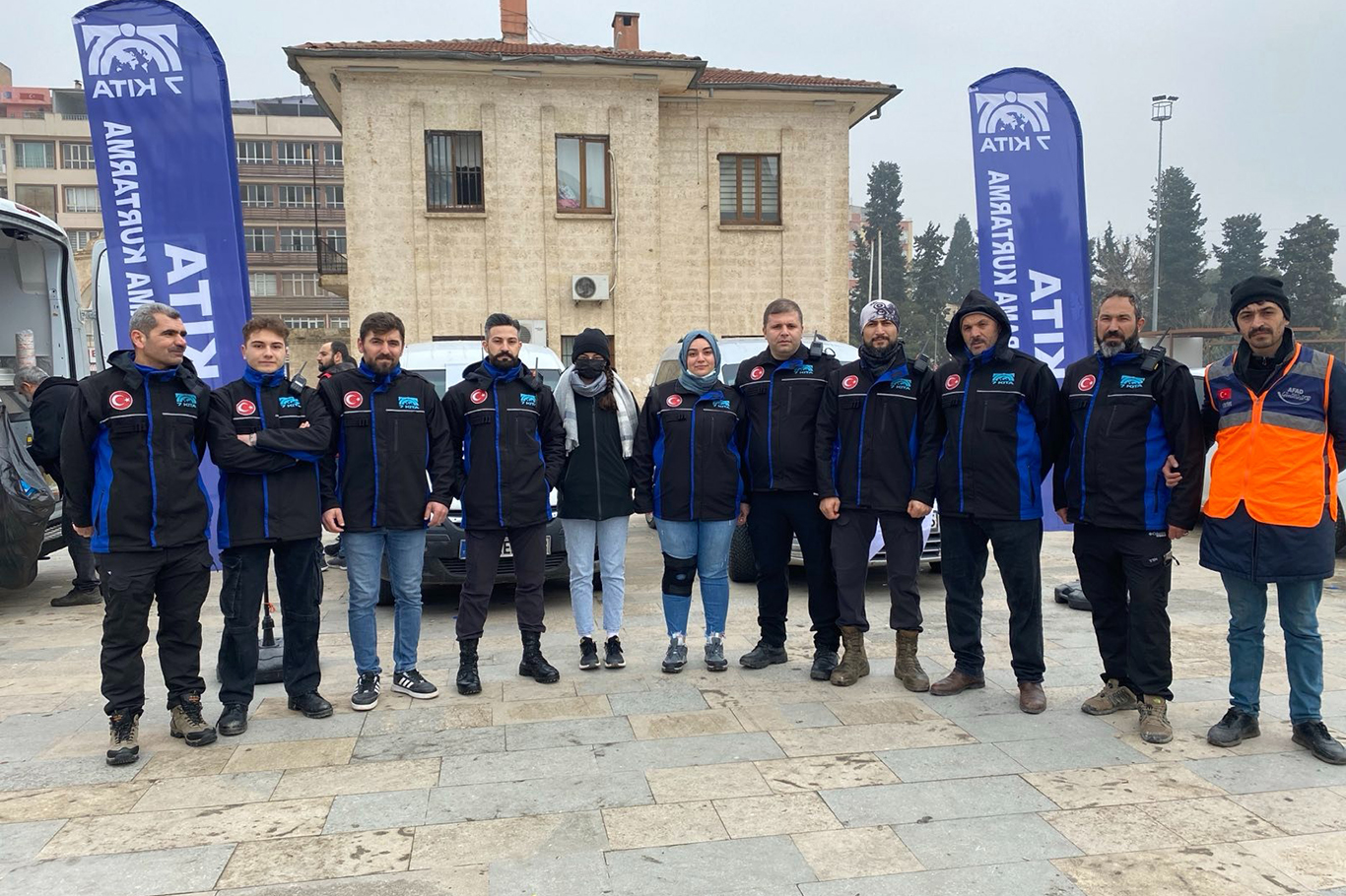 Enkazdan kurtarılan depremzede arama kurtarma ekibine katıldı