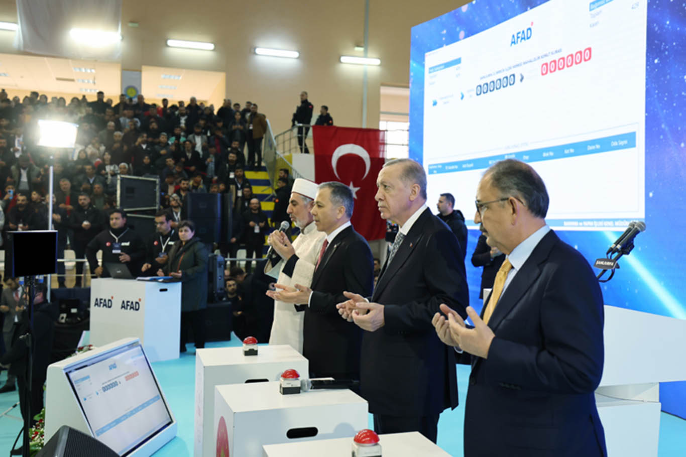Cumhurbaşkanı Erdoğan: Asrın felaketinin üstesinden asrın birlikteliği ile geliyoruz Cumhurbaşkanı Erdoğan: Asrın felaketinin üstesinden asrın birlikteliği ile geliyoruz