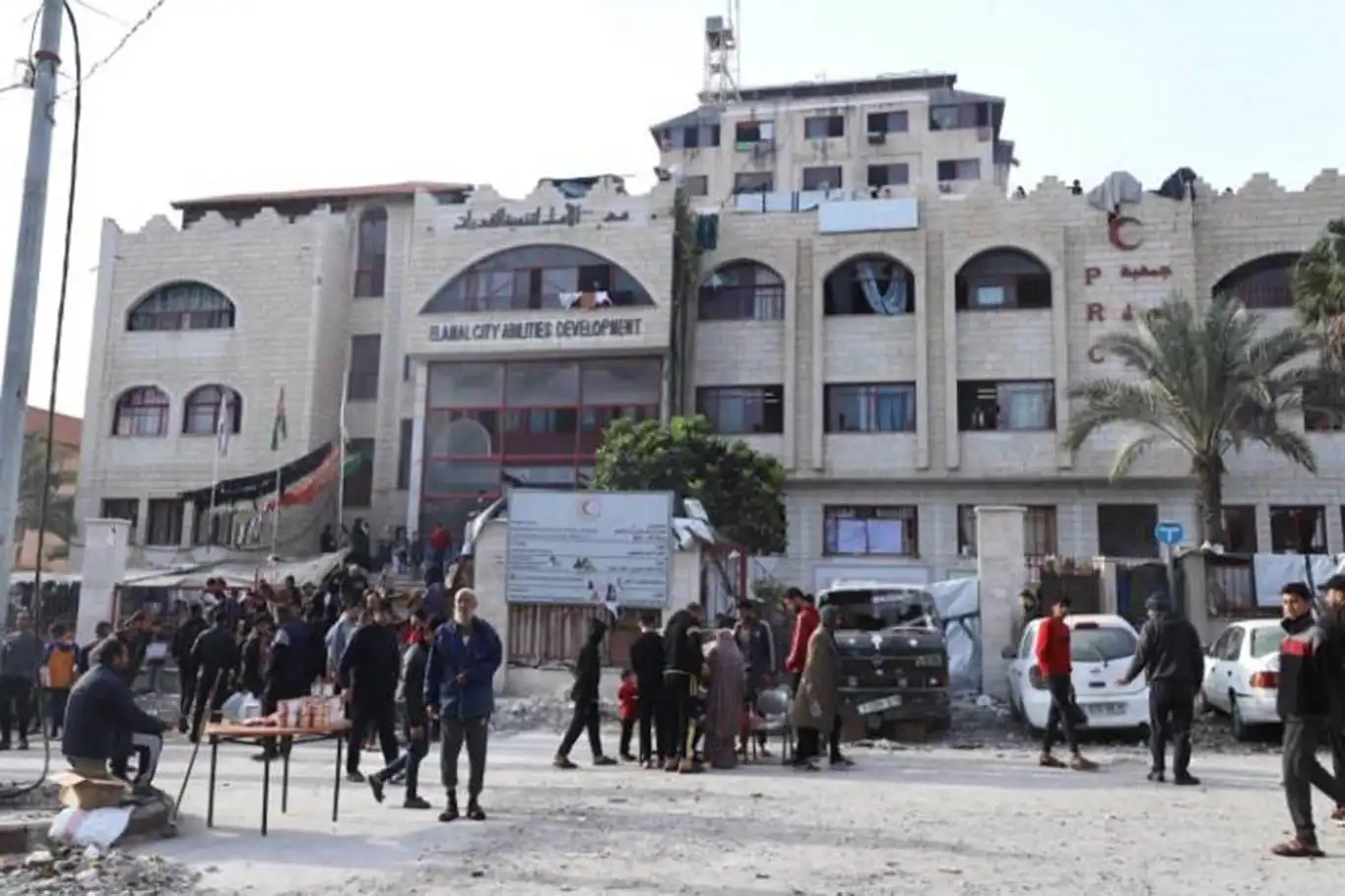 Filistin Kızılayı: İşgal Emel Hastanesine baskın düzenledi