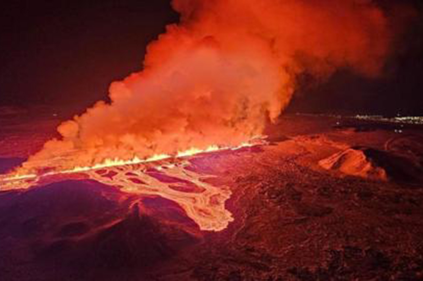 İzlanda'da yanardağ patlaması nedeniyle acil durum ilan edildi