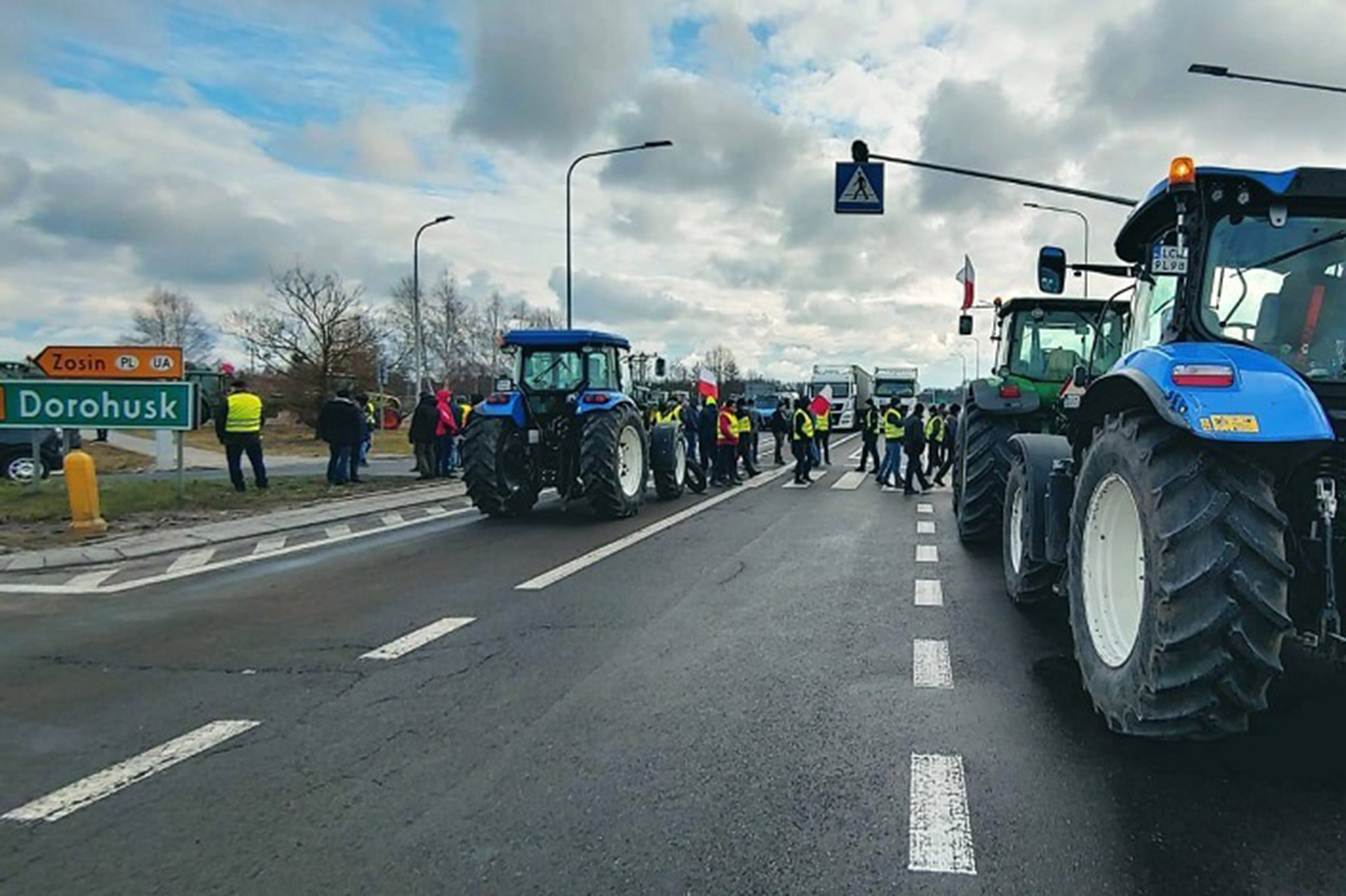 Çiftçiler Ukrayna sınırını trafiğe kapattı