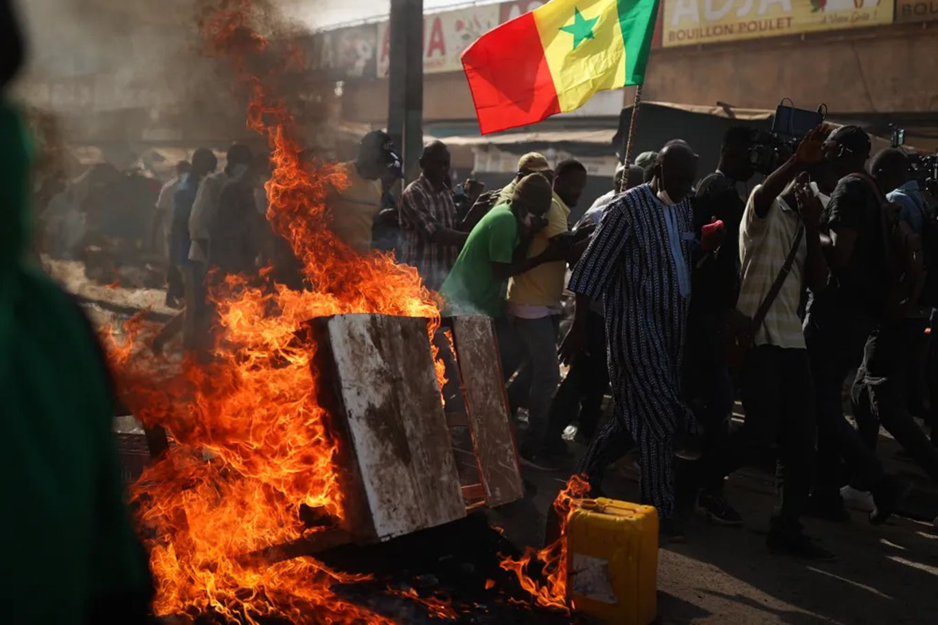 Senegal'de Cumhurbaşkanı seçiminin ertelenmesi protesto edildi