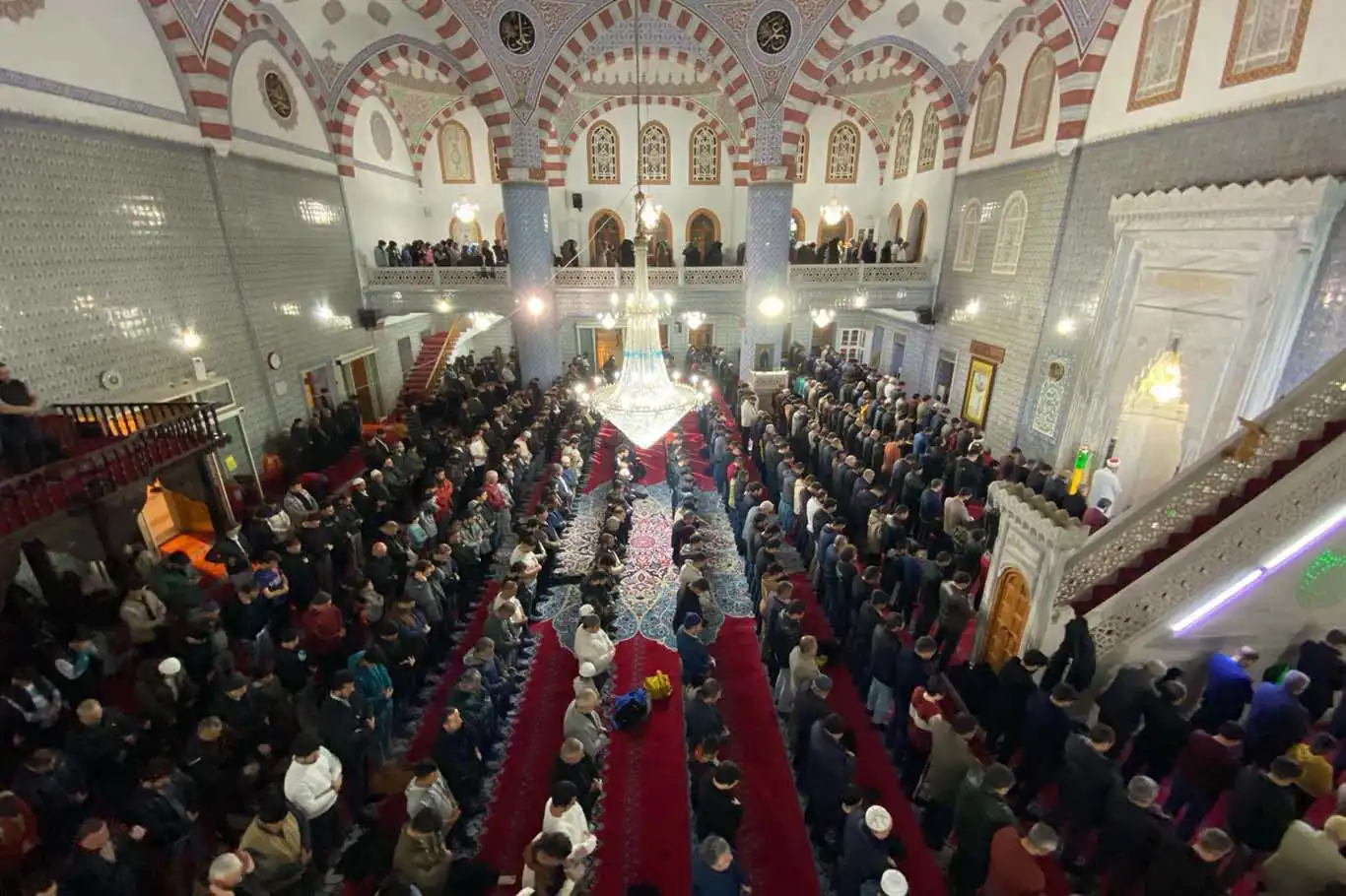Şanlıurfa'da ilk teravih namazı için kıyama duruldu Şanlıurfa'da ilk teravih namazı için kıyama duruldu