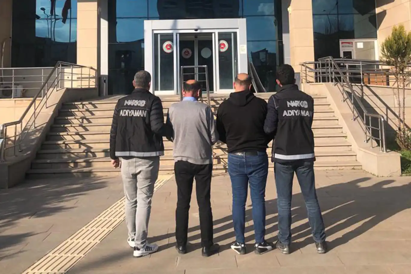 Adıyaman'da uyuşturucu satıcılığı suçundan 2 kişi tutuklandı Adıyaman'da uyuşturucu satıcılığı suçundan 2 kişi tutuklandı
