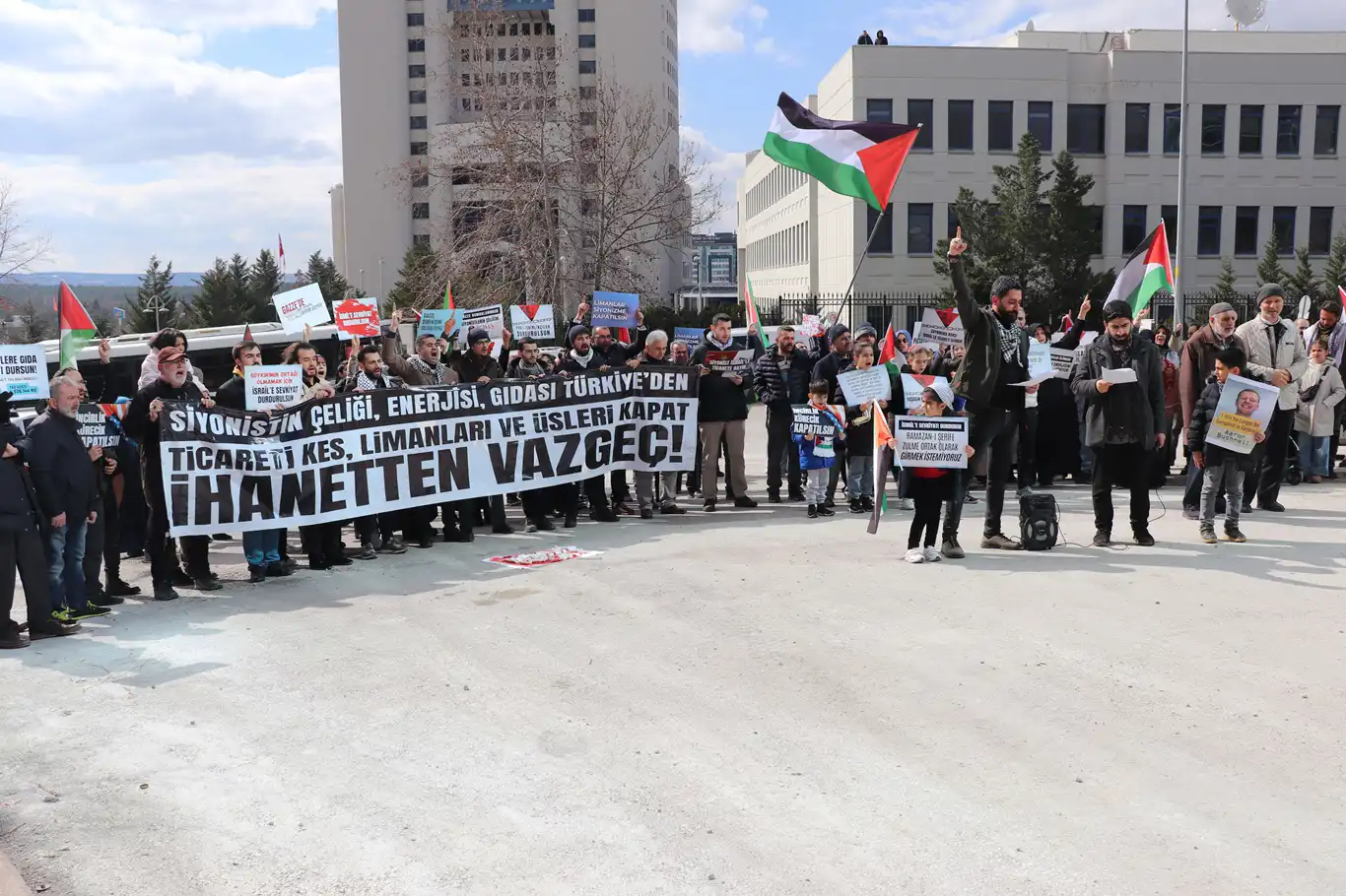 Ticaret Bakanlığı önünde "israille ticaret, Filistin'e ihanet" temalı basın açıklaması