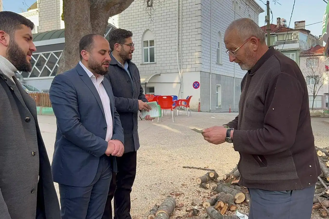 HÜDA PAR Keles Belediye Başkan adayı Ulaşkın, esnafı dolaşarak destek istedi HÜDA PAR Keles Belediye Başkan adayı Ulaşkın, esnafı dolaşarak destek istedi