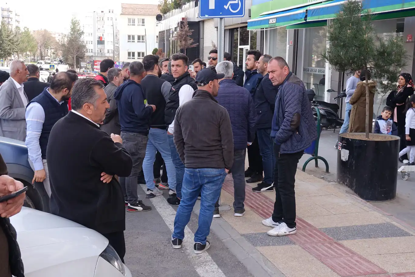 "Kaçak" iddiasıyla doğal gazları kesilen vatandaşlar protesto yaptı "Kaçak" iddiasıyla doğal gazları kesilen vatandaşlar protesto yaptı