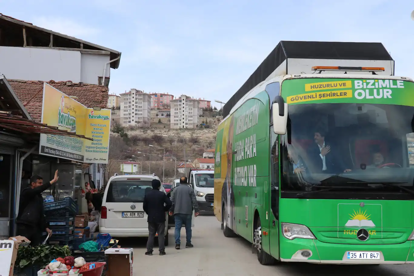 HÜDA PAR Malatya Belediye Başkanı adayları seçim otobüsünden halkı selamladı HÜDA PAR Malatya Belediye Başkanı adayları seçim otobüsünden halkı selamladı