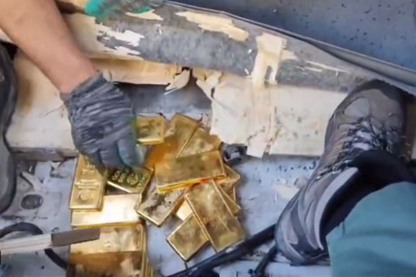 Van'da bir aracın gizli bölmelerden 88 kilo altın çıktı Van'da bir aracın gizli bölmelerden 88 kilo altın çıktı