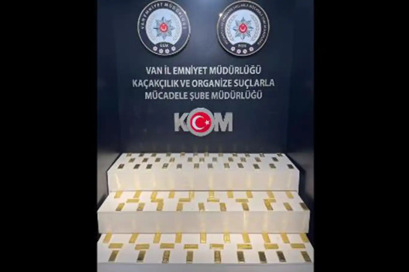 Van'da bir aracın gizli bölmelerden 88 kilo altın çıktı Van'da bir aracın gizli bölmelerden 88 kilo altın çıktı