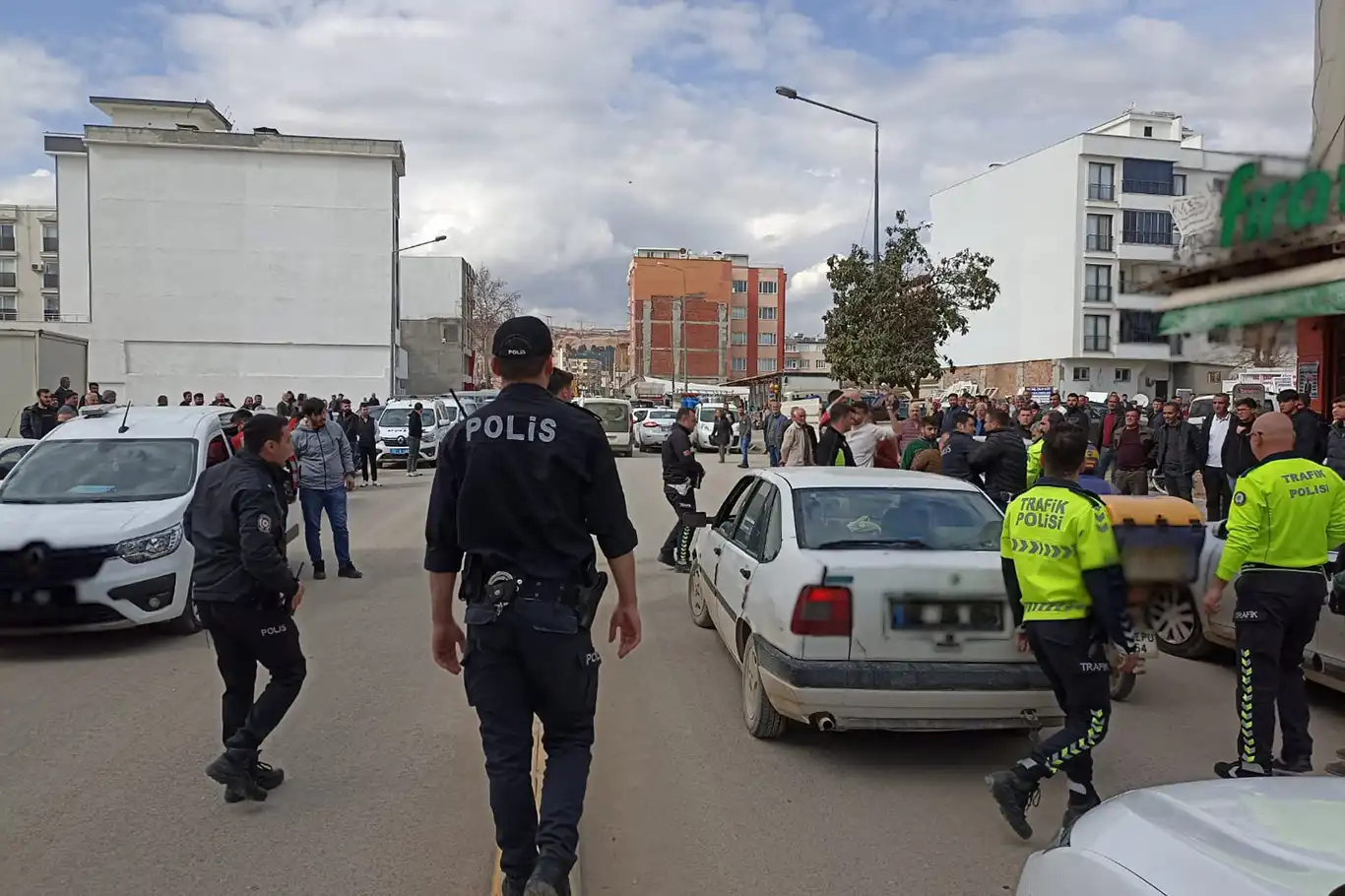 Kaza sonrası kavga çıktı: 3 gözaltı Kaza sonrası kavga çıktı: 3 gözaltı