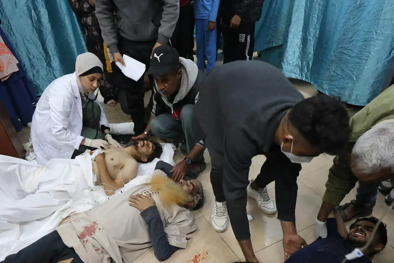 İşgalci siyonistler, insani yardımlara eşlik edenleri bombaladı: 30 şehit
