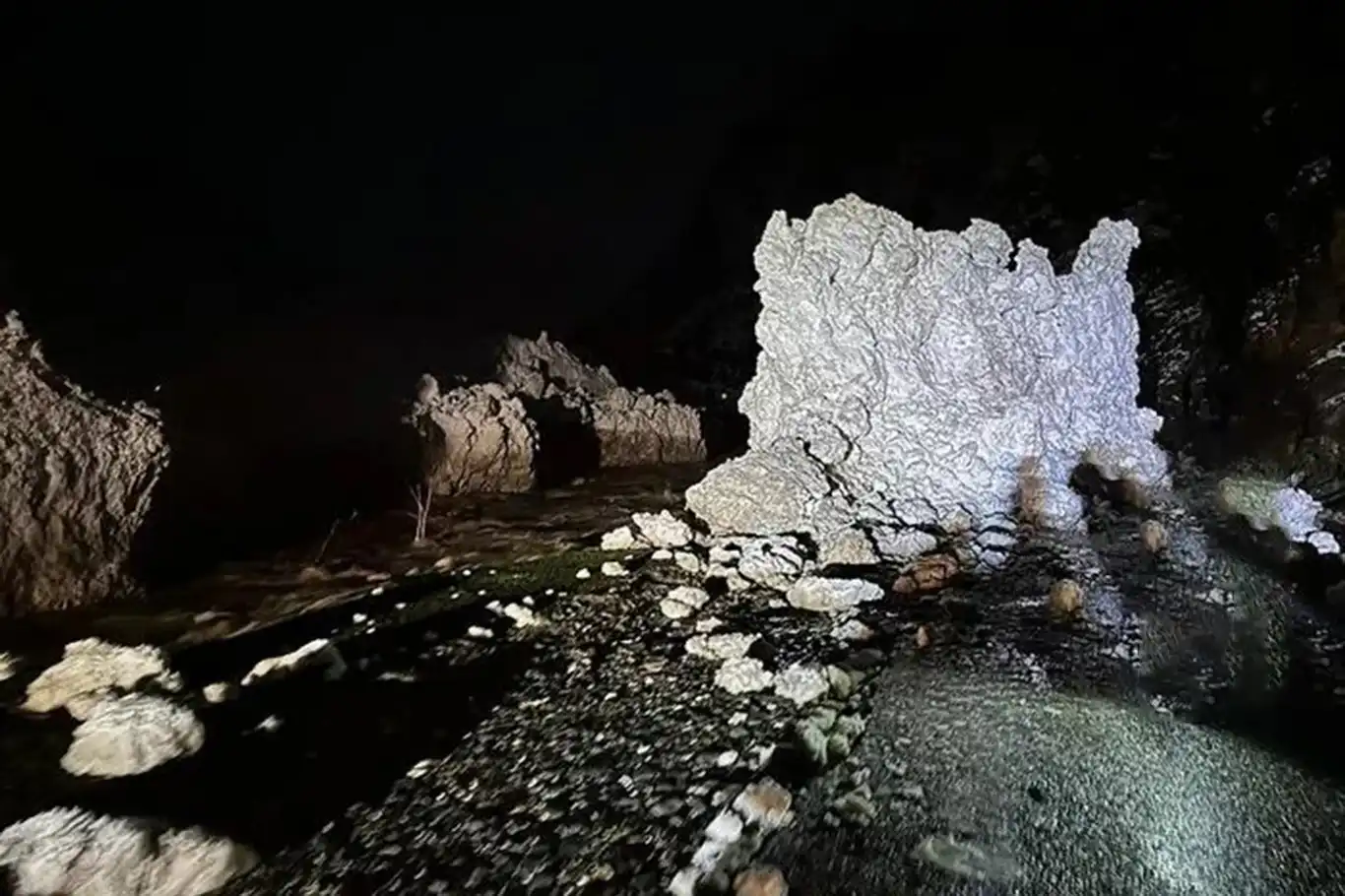 Çatak-Pervari kara yolu düşen çığ nedeniyle ulaşıma kapandı Çatak-Pervari kara yolu düşen çığ nedeniyle ulaşıma kapandı