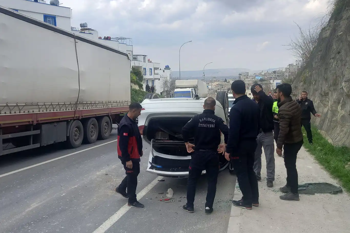 Kontrolden çıkan otomobil takla atarak devrildi Kontrolden çıkan otomobil takla atarak devrildi