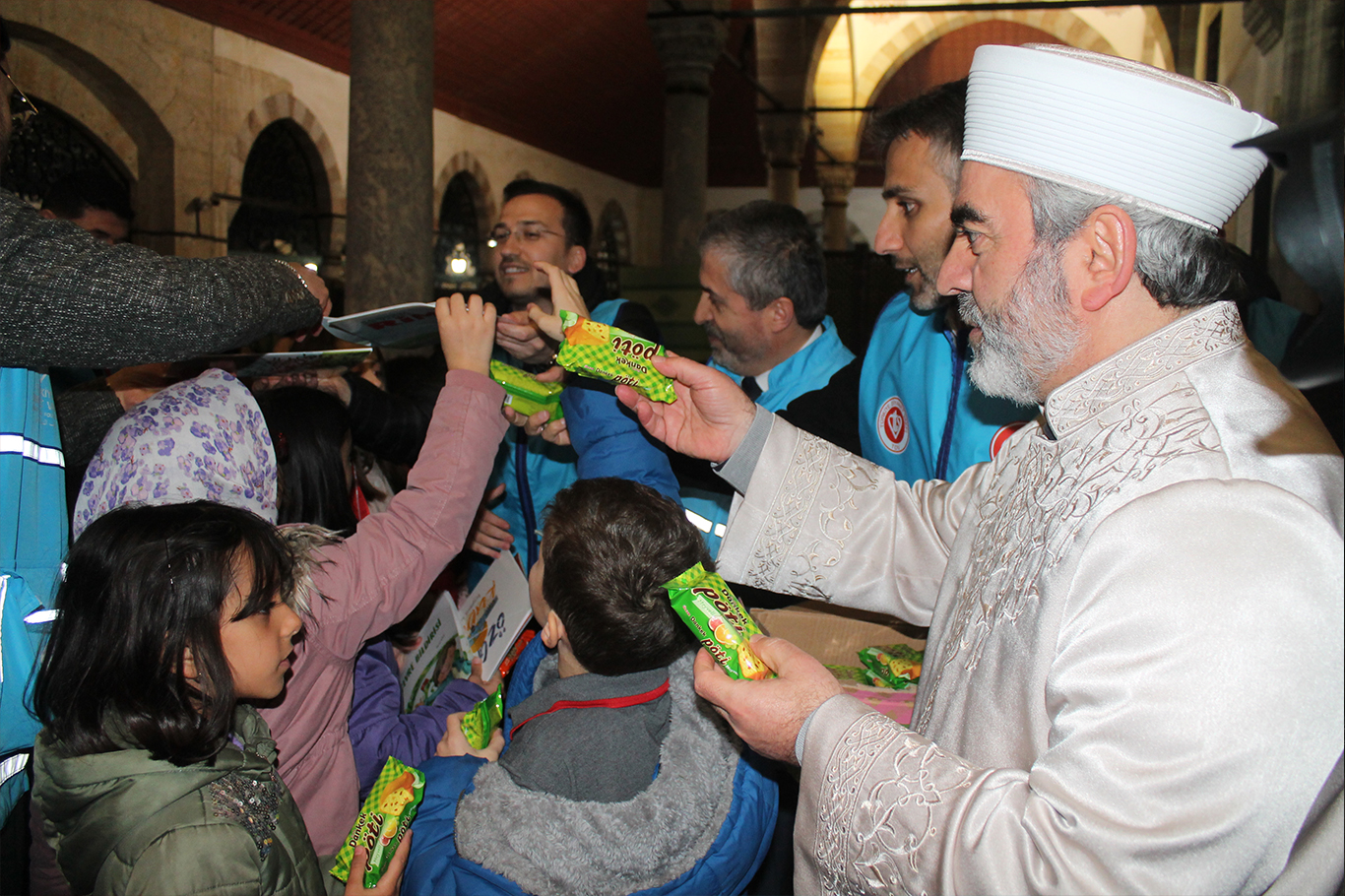 Valide-i Atik Camii, Ramazan ayında çocuk sesleriyle şenleniyor