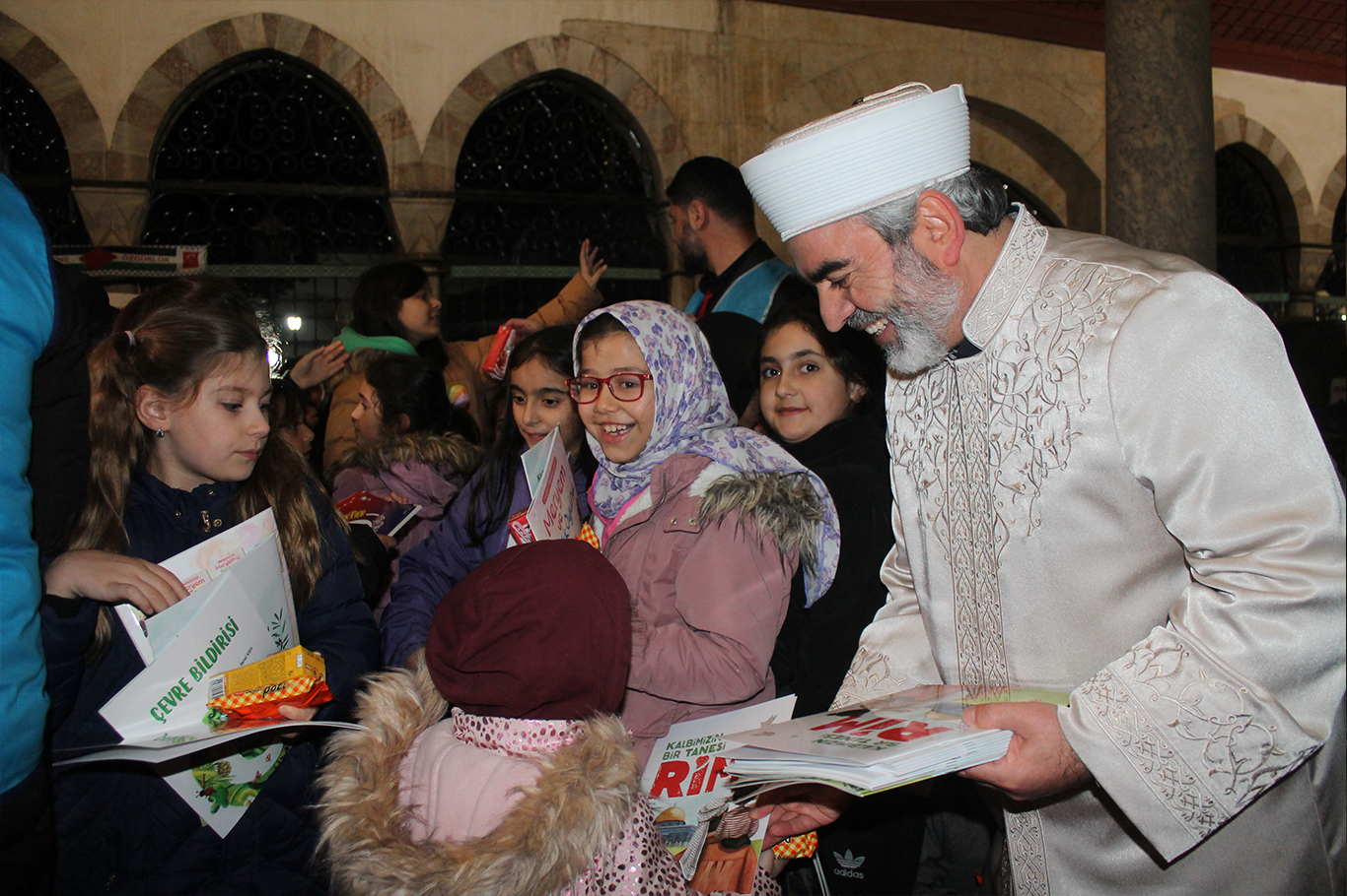 Valide-i Atik Camii, Ramazan ayında çocuk sesleriyle şenleniyor