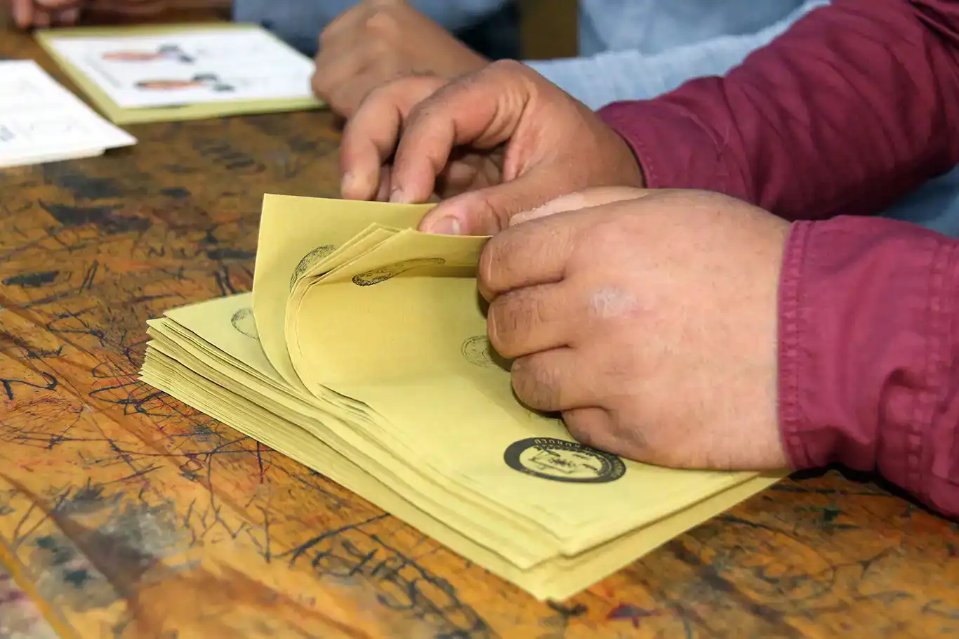 Seçimde görevli kamu personeli 1 Nisan'da idari izinli sayılacak Seçimde görevli kamu personeli 1 Nisan'da idari izinli sayılacak