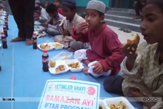 وقف ایتام به دانش آموزان مدرسه در بنگلادش غذای افطاری داد