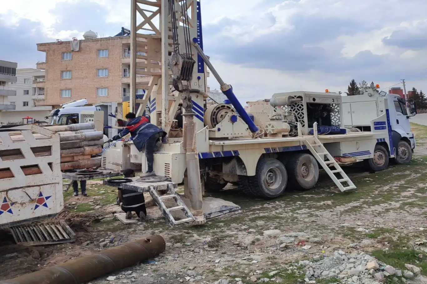 Midyat’ın bazı mahallelerinde sondaj kuyusu kazı çalışmaları tamamlandı