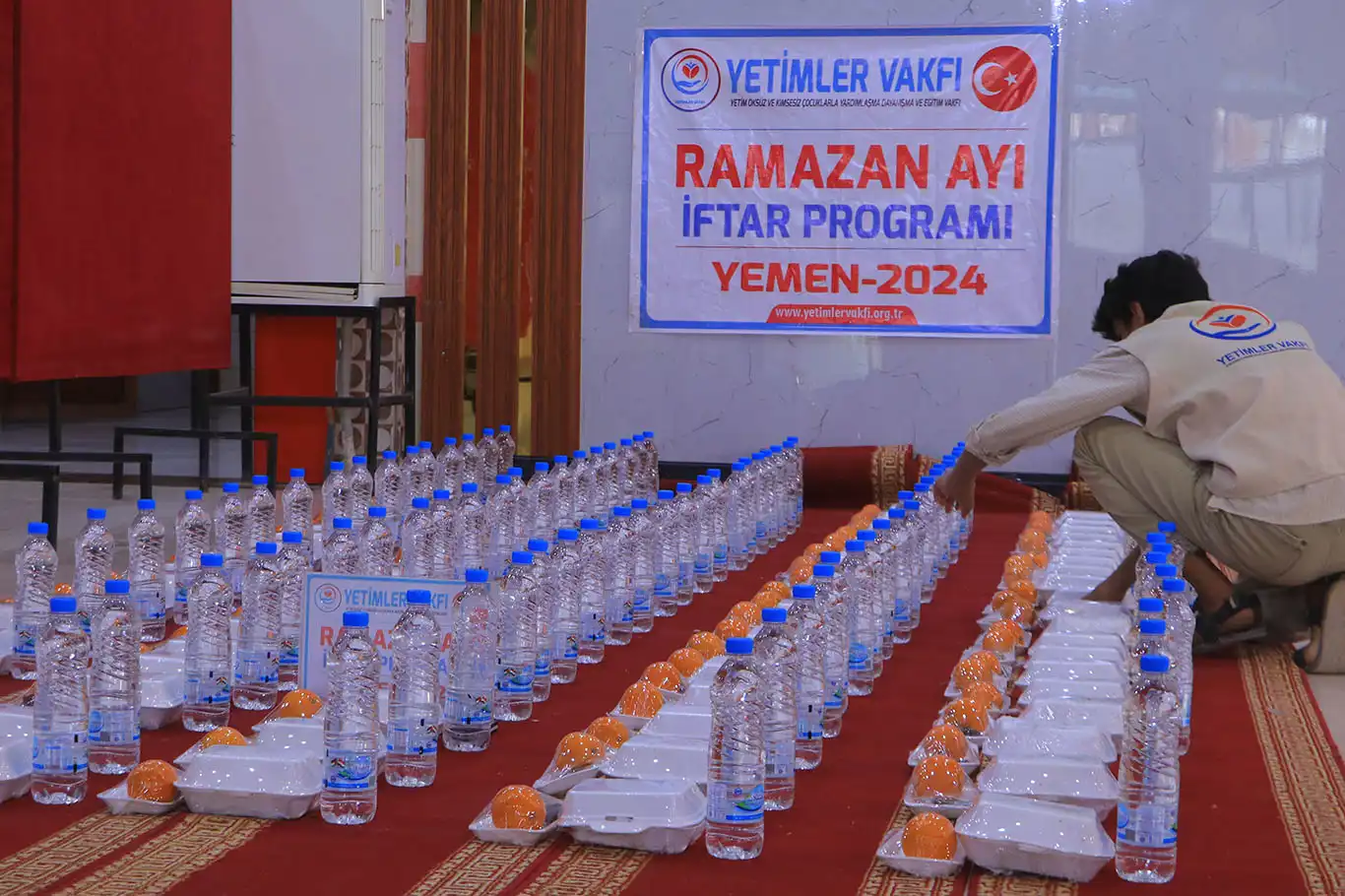 Yetimler Vakfı, Yemen'de ailelere iftar yemeği verdi