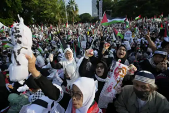 أمام سفارتي مصر والأردن.. مظاهرات حاشدة دعماً لغزة في إندونيسيا