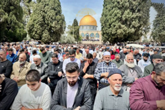 Al-Aqsa Mosque defies israeli restrictions as 125,000 worshipers attend Friday prayers