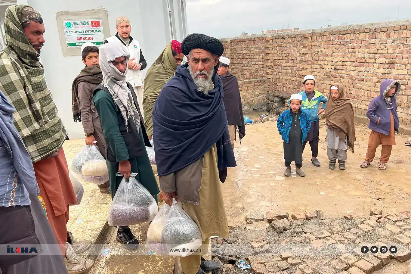 ایهوابرار به وسیله ماه رمضان پاکت معیشتی در افغانستان توزیع کرد