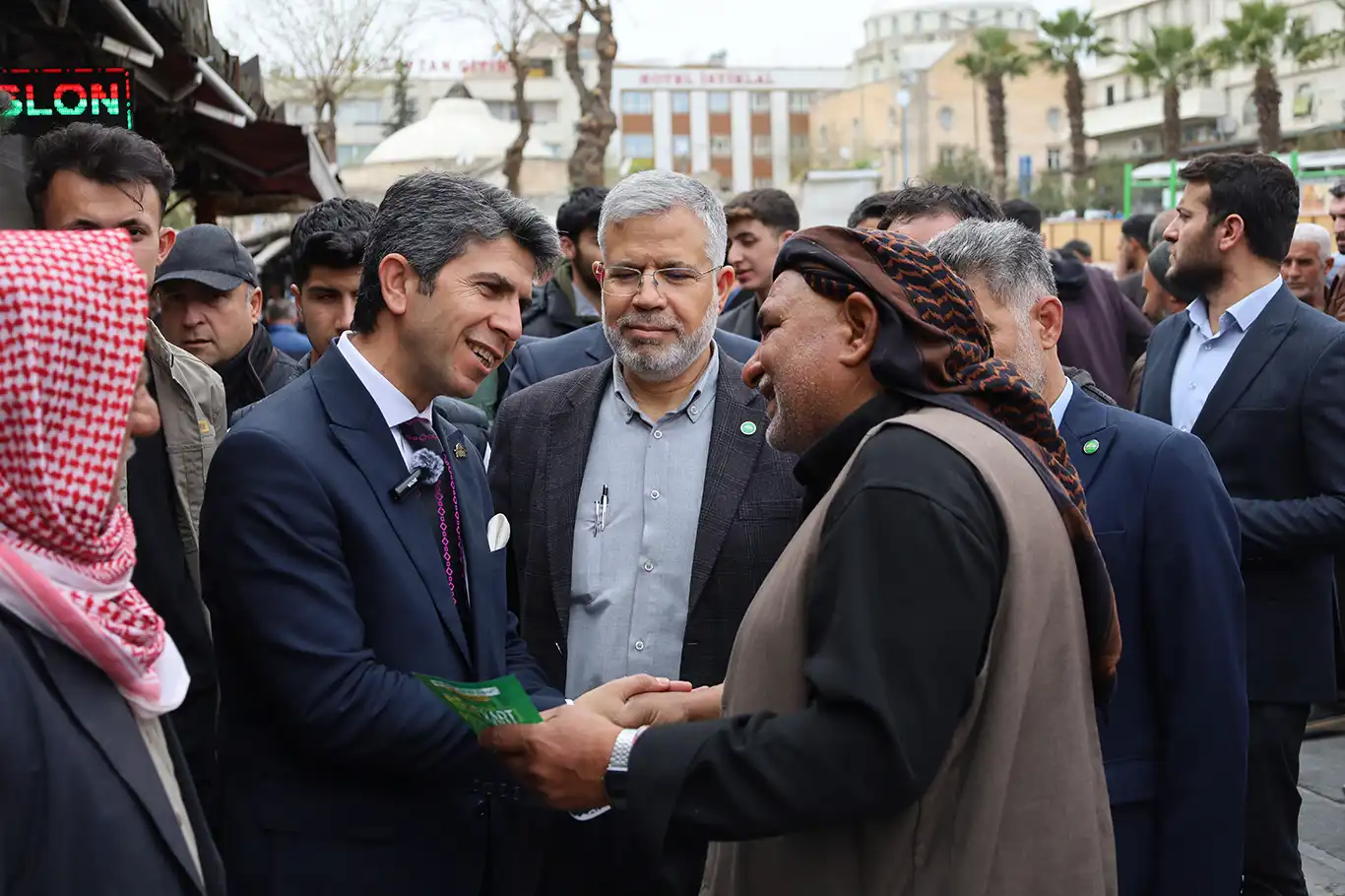 Şanlıurfa esnafı HÜDA PAR Büyükşehir Belediye Başkan adayı Özaslan'ı bağrına bastı Şanlıurfa esnafı HÜDA PAR Büyükşehir Belediye Başkan adayı Özaslan'ı bağrına bastı