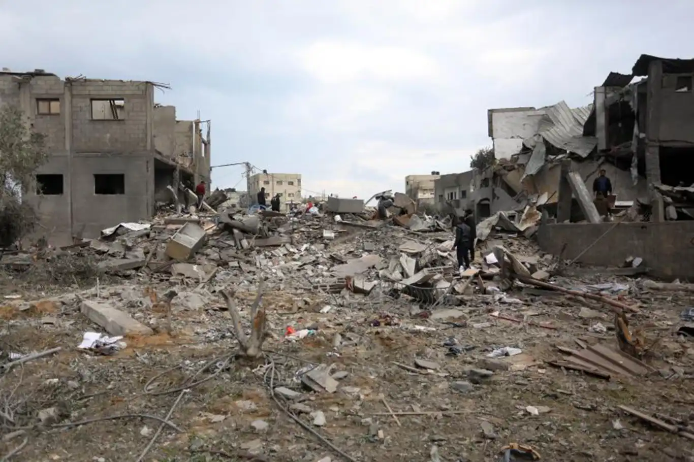 Siyonist işgal rejimi, Gazze'de insani yardım bekleyenlere ateş açtı