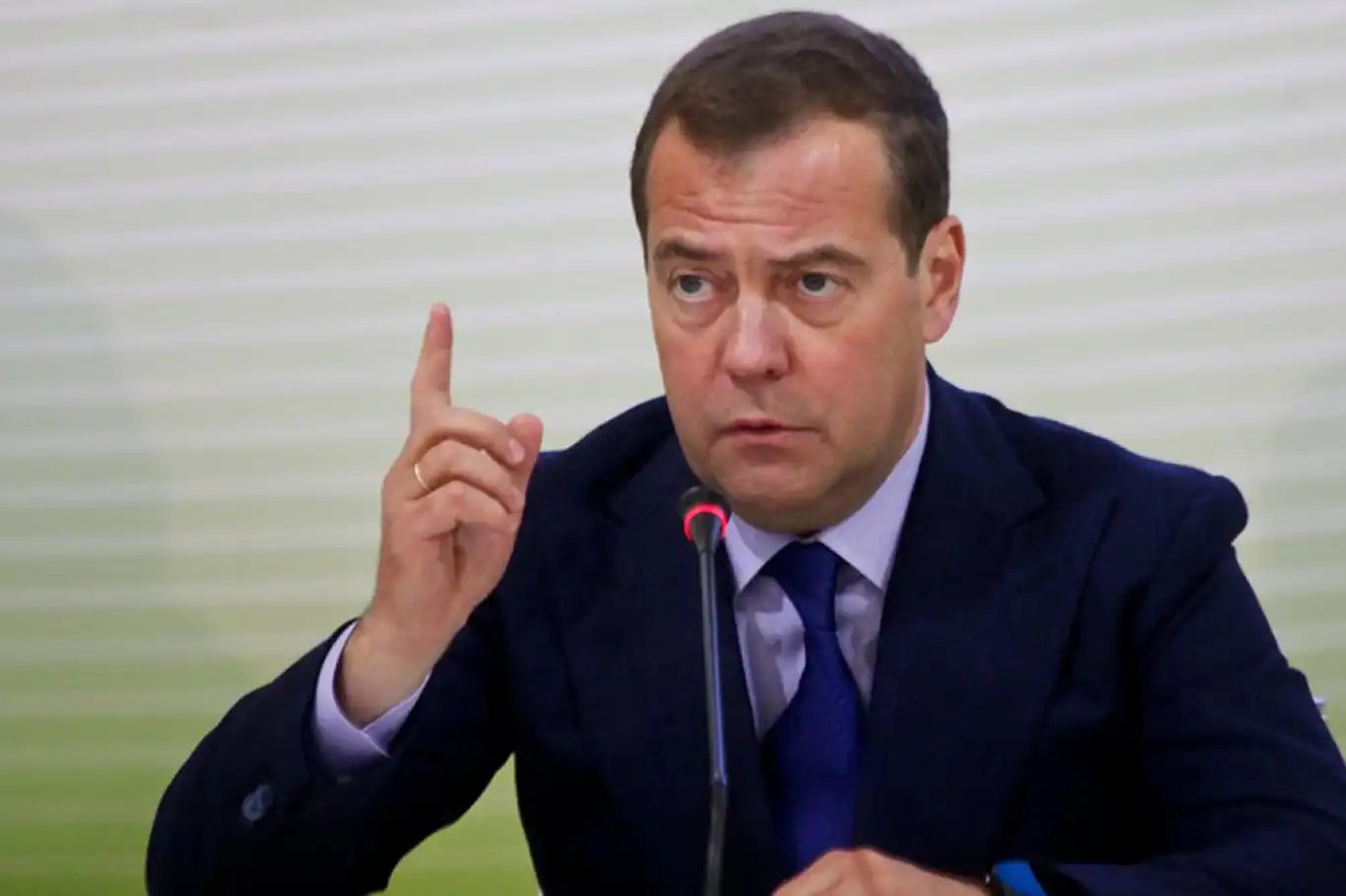 Medvedev: Almanya, Rusya ile savaşa hazırlanıyor