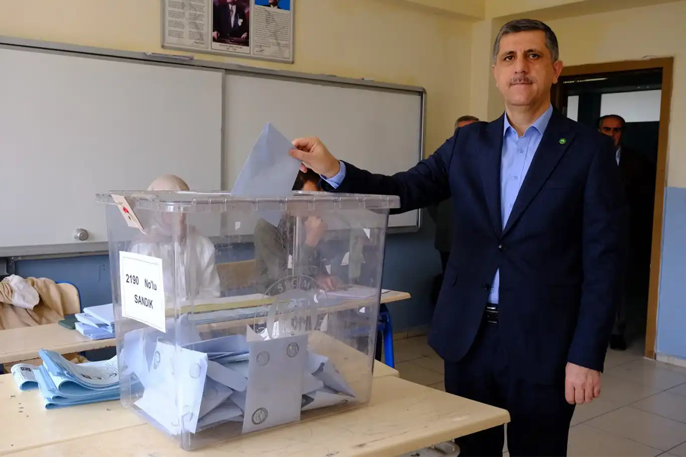 HÜDA PAR Van Büyükşehir Belediye Başkan Adayı Oğuz oyunu kullandı HÜDA PAR Van Büyükşehir Belediye Başkan Adayı Oğuz oyunu kullandı