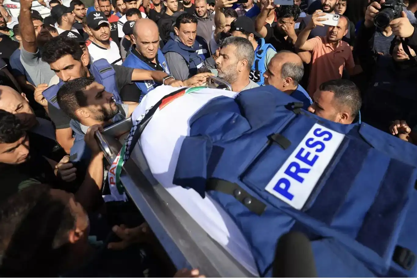 Gazze'de bir gazeteci daha şehit oldu