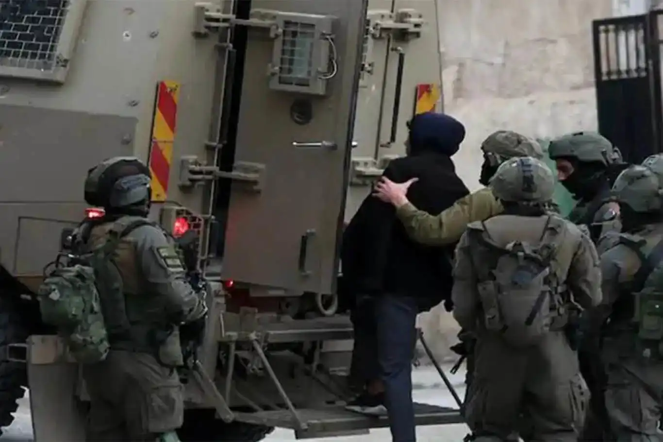 İşgalci siyonistler Batı Şeria'da 22 kişiyi daha esir aldı