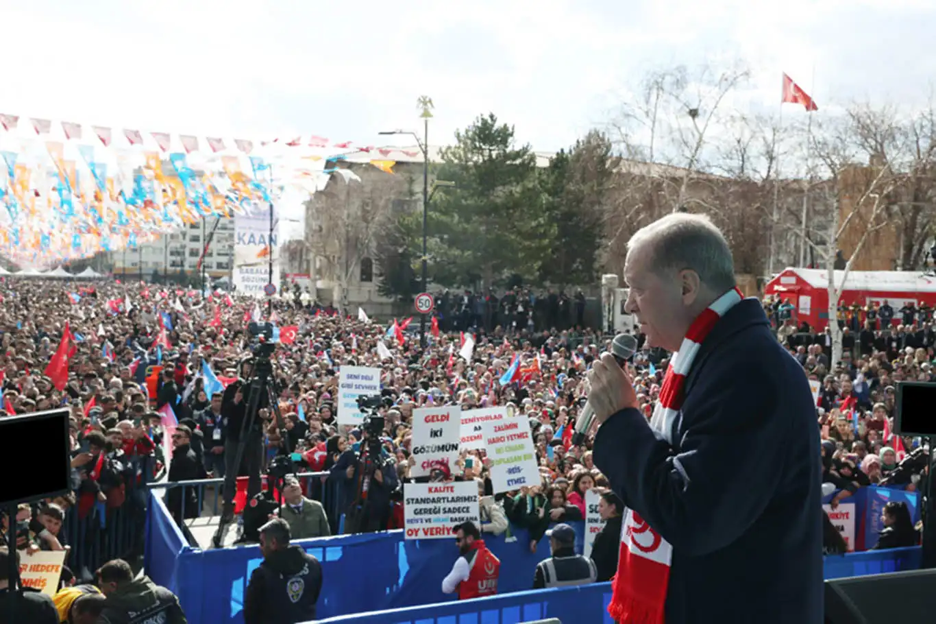 Cumhurbaşkanı Erdoğan'dan CHP Genel Başkanı Özel'in "bedelli askerlik" açıklamalarına tepki Cumhurbaşkanı Erdoğan'dan CHP Genel Başkanı Özel'in "bedelli askerlik" açıklamalarına tepki