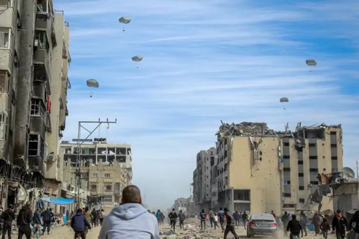 Gazze'de havada atılan yardımların paraşütü açılmadı: Şehit ve yaralılar var