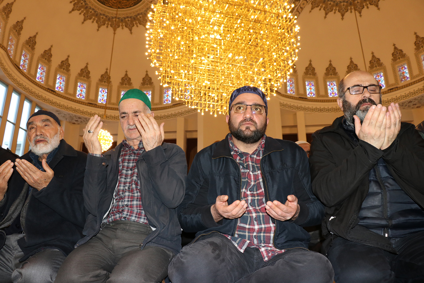 Bayram namazında eller Gazze'nin zaferi için duaya kalktı