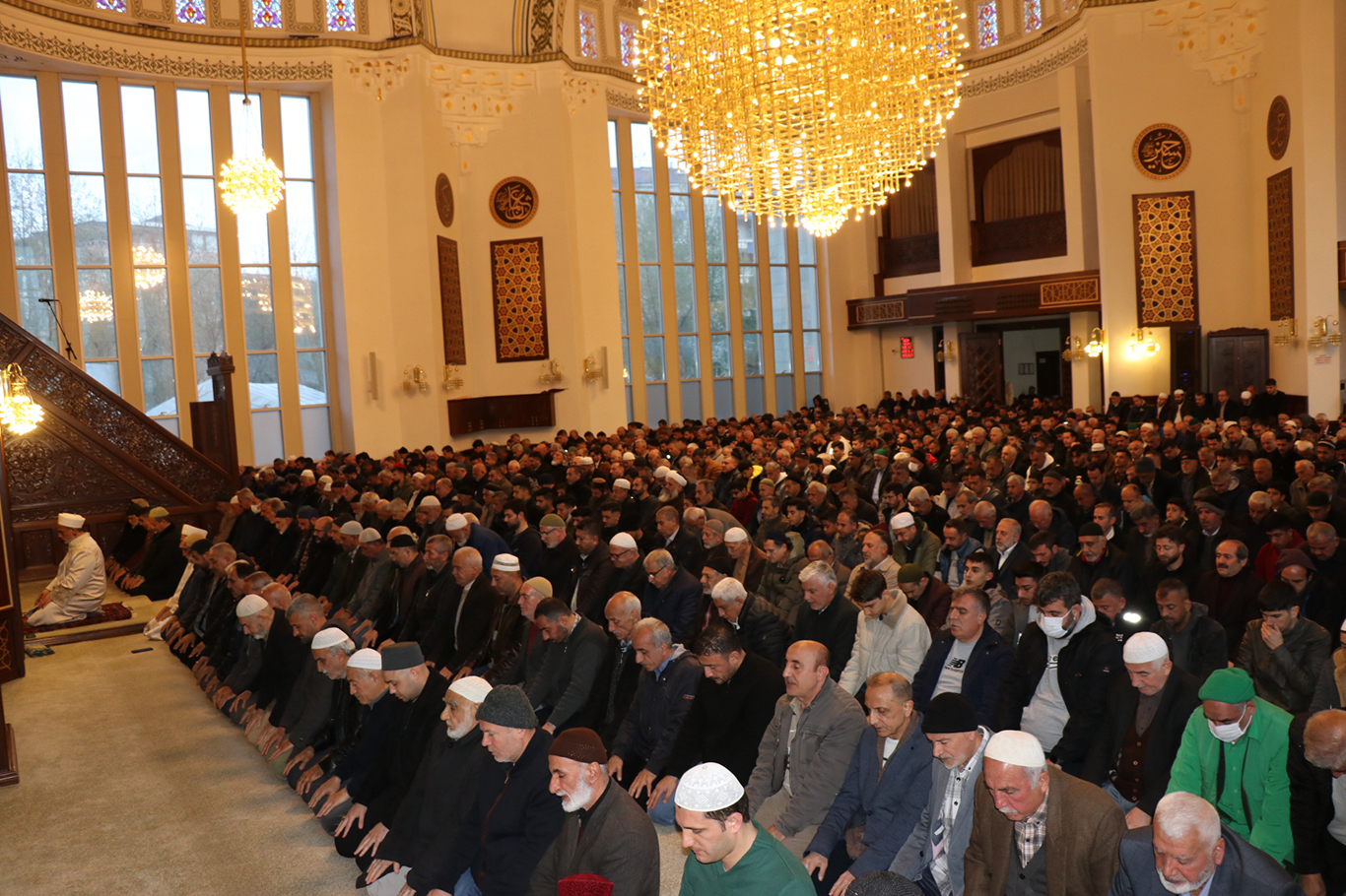 Bayram namazında Gazze'nin zaferi için eller duaya kalktı