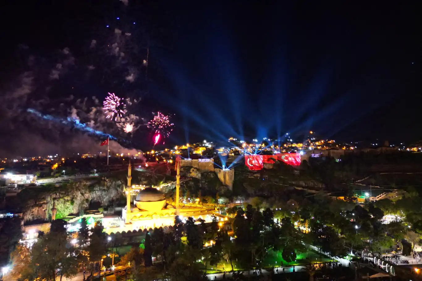 Tarihi Urfa Kalesi'nde "kurtuluş" temalı ışık ve lazer gösterisi yapıldı