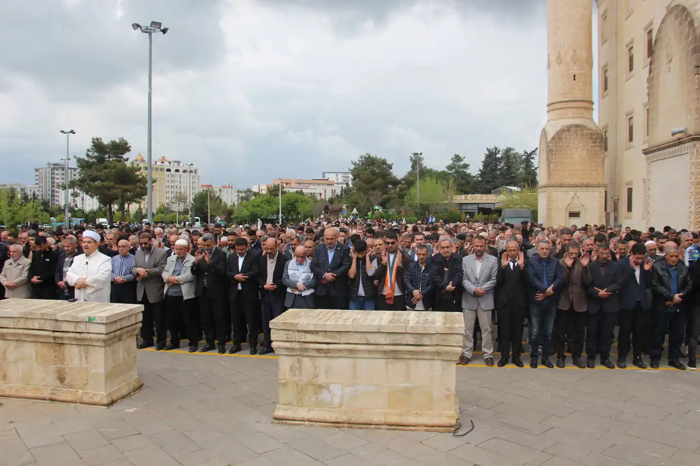 Mardin’de Heniyye ailesi ve Gazze şehitleri için gıyabi cenaze namazı kılındı Mardin’de Heniyye ailesi ve Gazze şehitleri için gıyabi cenaze namazı kılındı