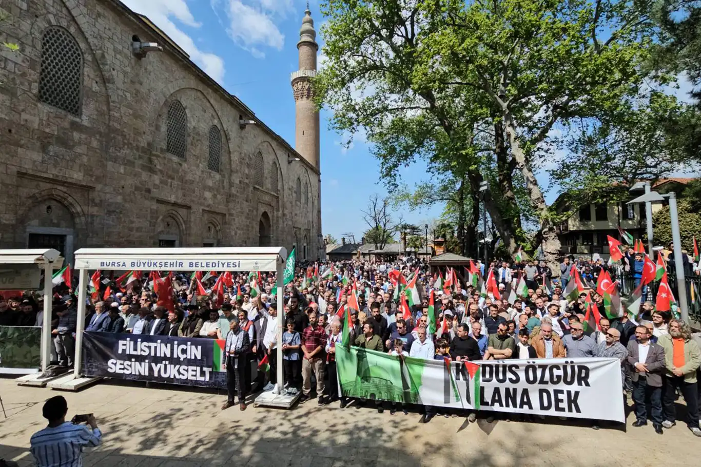 Bursa'da binlerce kişi Filistinli şehidler için gıyabi cenaze namazı kıldı