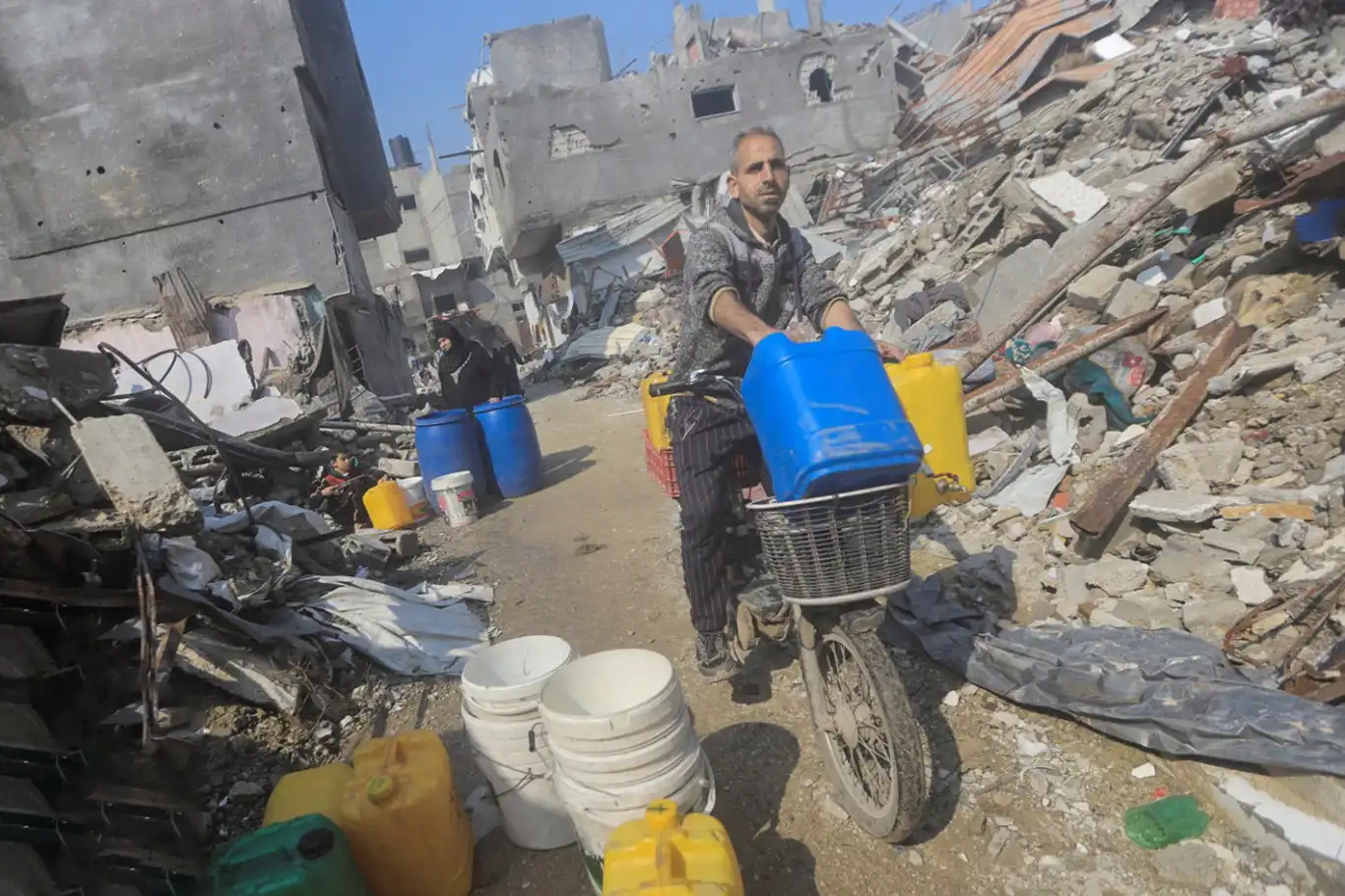 UN warns of spreading waterborne illnesses in Gaza amid rising temperatures