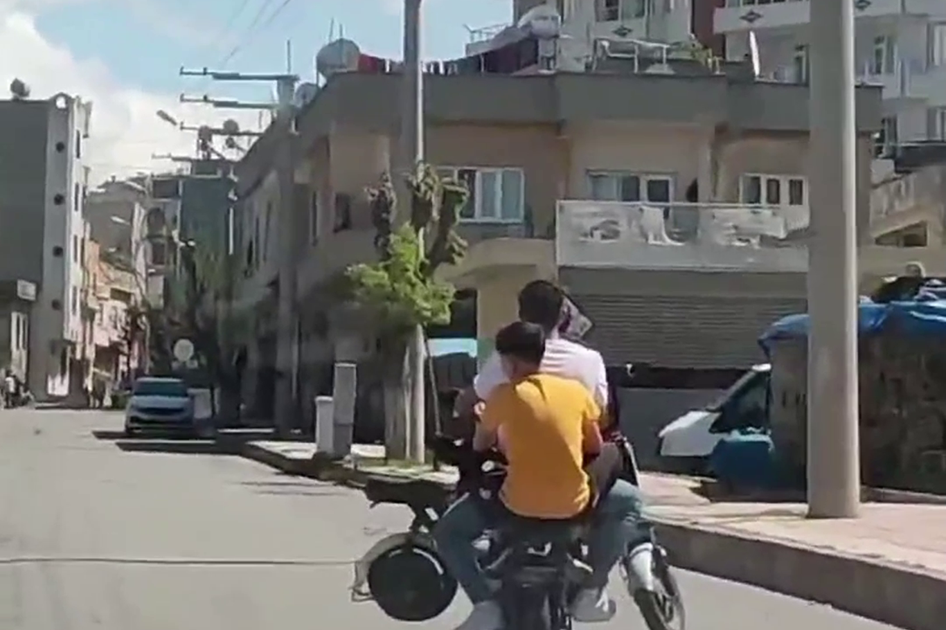 Siirt'te şaşırtıcı görüntü: Elektrikli bisikletle elektrikli bisiklet taşındı