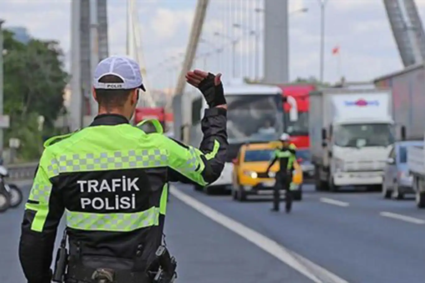 Selektörle radar uyarısı yapan sürücülere ceza yağdı Selektörle radar uyarısı yapan sürücülere ceza yağdı