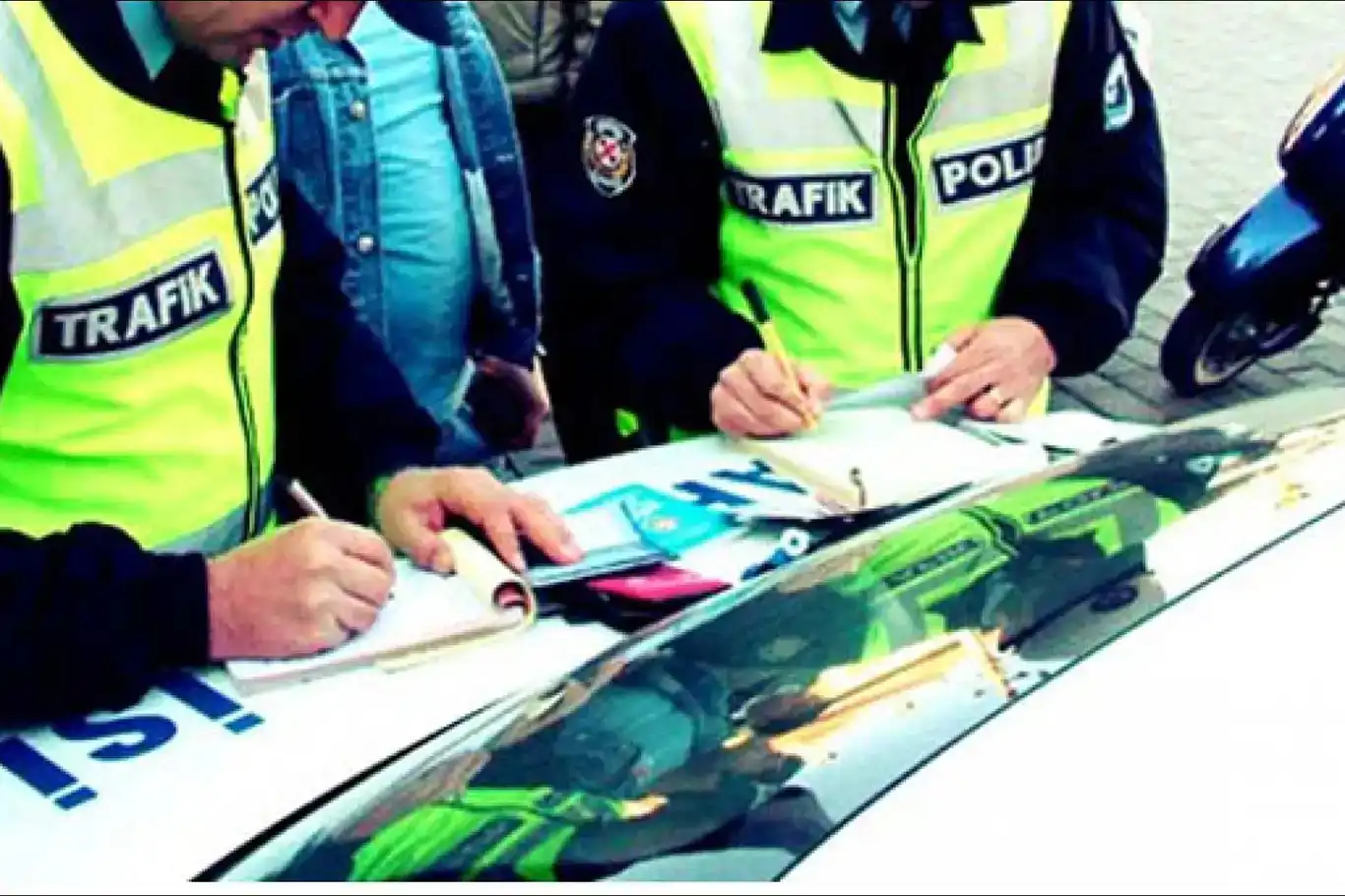 Ambulansa yol vermeyen sürücüye yaklaşık 30 bin TL ceza uygulandı Ambulansa yol vermeyen sürücüye yaklaşık 30 bin TL ceza uygulandı